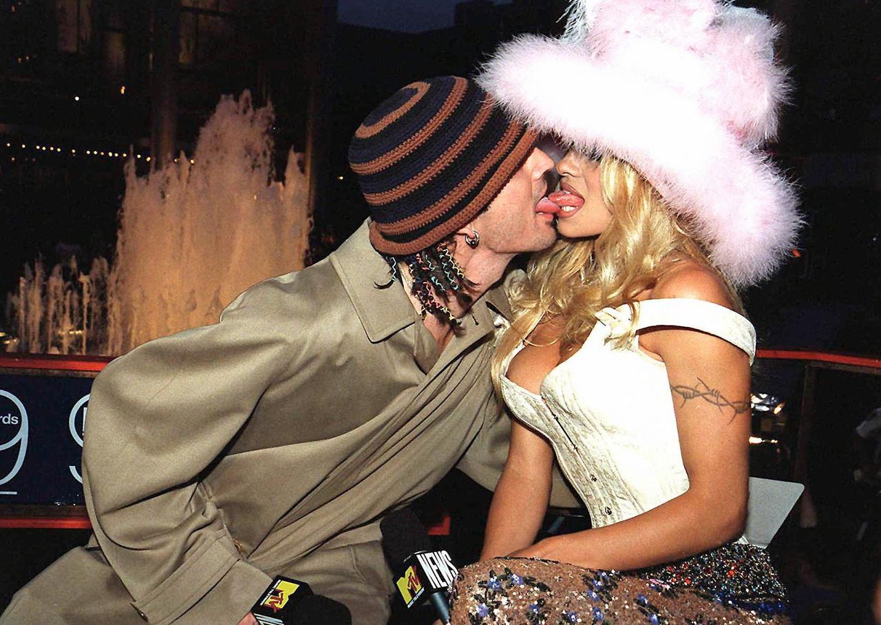 Pamela Anderson und Tommy Lee bei den MTV Music Awards in N ew York 1999. Beide strecken sich Ihre Zunge entgegen.