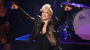 Die Sängerin Pinkt steht auf der Bühne und singt.