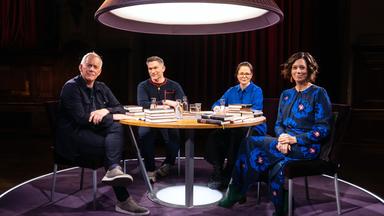 Die Teilnehmerinnen und Teilnehmer des Literarischen Quartetts am 21. März 2025, Johannes B. Kerner, Philipp Tingler, Thea Dorn und Eva Menasse, sitzen am Tisch und schauen in die Kamera