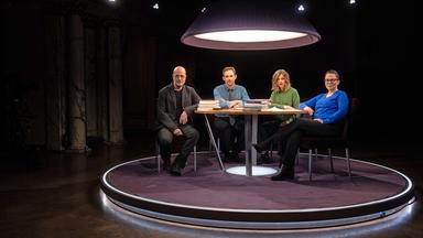 Der Schauspieler und Autor Christian Berkel, der Literaturkritiker Xaver von Cranach und die Kulturjournalistin Marlene Knobloch sitzen mit Gastgeberin Thea Dorn am Tisch des Literarischen Quartetts im Foyer des Berliner Ensembles.