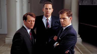 Thirteen Days: Robert Kennedy (Steven Culp, links), US-Präsident John F. Kennedy (Bruce Greenwood, rechts) und Präsidentenberater Kenneth ODonnell (Kevin Costner, Mitte) stehen in dunklen Anzügen nebeneinander und blicken ernst in die Kamera.