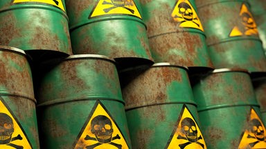 grüne, rostige Fässer mit gelben Totenkopfgiftaufdruck