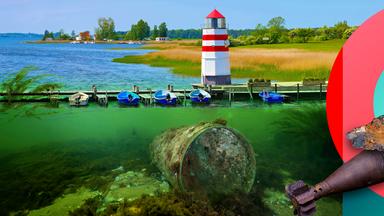obere Bildhälfte Küste an der Ostsee mit Leuchtturm und Seegras, unteren Bildhälfte Unterwasseraufnahme mit verrosteter Munition
