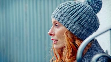 Gundula Bundschuh (Andrea Sawatzki) mit einer blauen Mütze im Profil.