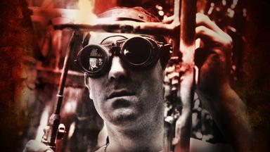 Ein Mann beim Schweissen von einer Metallkonstruktion