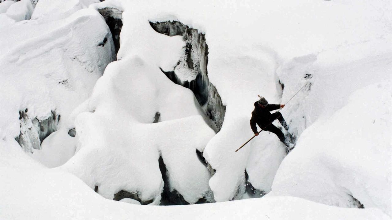Ein Skifahrer in den Bergen