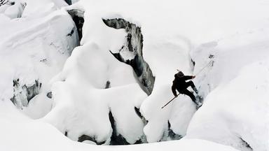 Ein Skifahrer in den Bergen