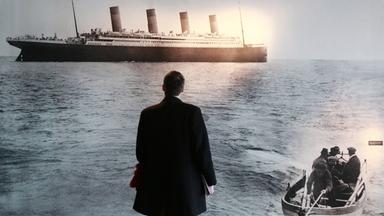 Ein Mann betrachtet ein riesiges Foto der Titanic, bei der Abreise aus Queentown 1912.