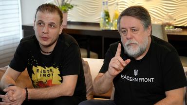 Die beiden ukrainischen Regisseure Yevhen Titarenko und Vitaly Mansky sitzen zum Interview auf einer Couch.