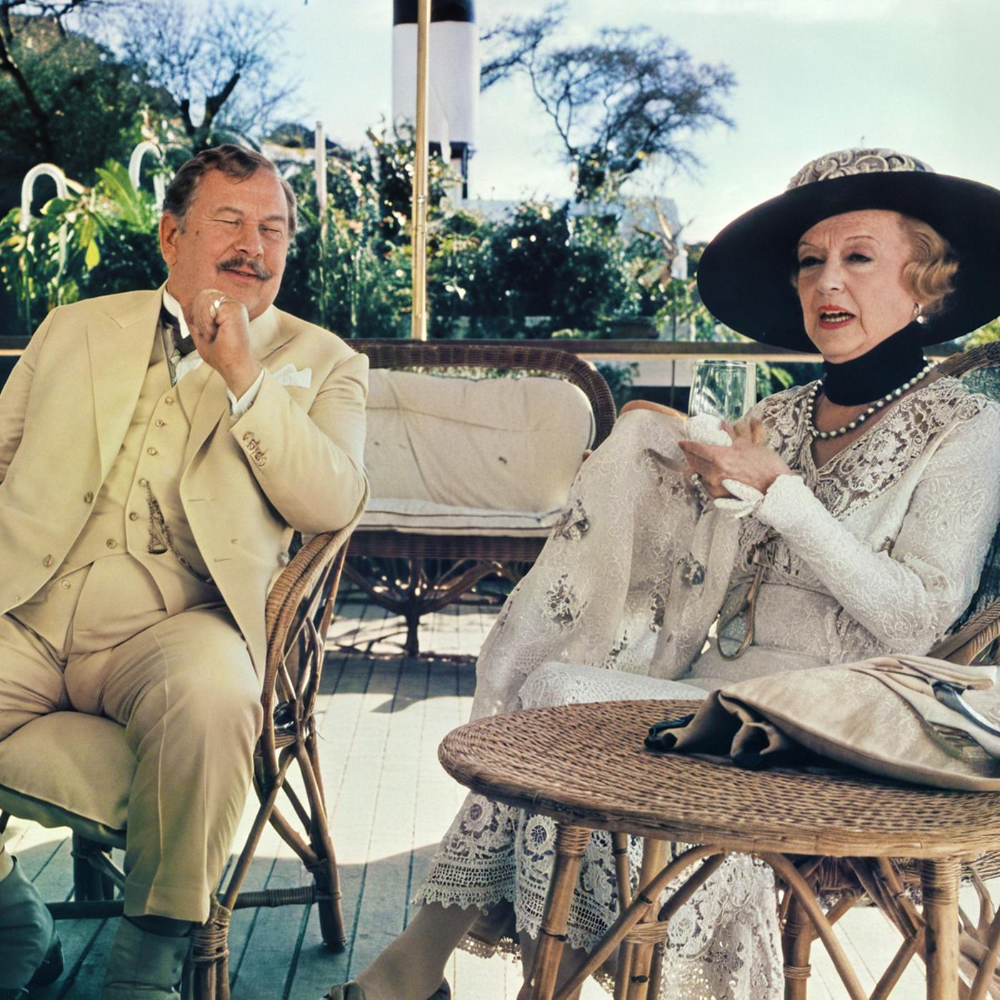 Colonel Race (David Niven) und Hercule Poirot (Peter Ustinov) im Gespräch mit Mrs. van Schuyler (Bette Davis) auf einem Schiff.