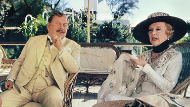 Colonel Race (David Niven) und Hercule Poirot (Peter Ustinov) im Gespräch mit Mrs. van Schuyler (Bette Davis) auf einem Schiff.