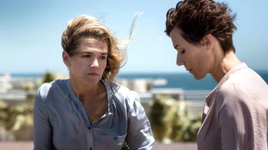 Chefredakteurin Karin Berger (Anke Engelke) und Reporterin Rommy Kirchhoff (Nina Kunzendorf, rechts).