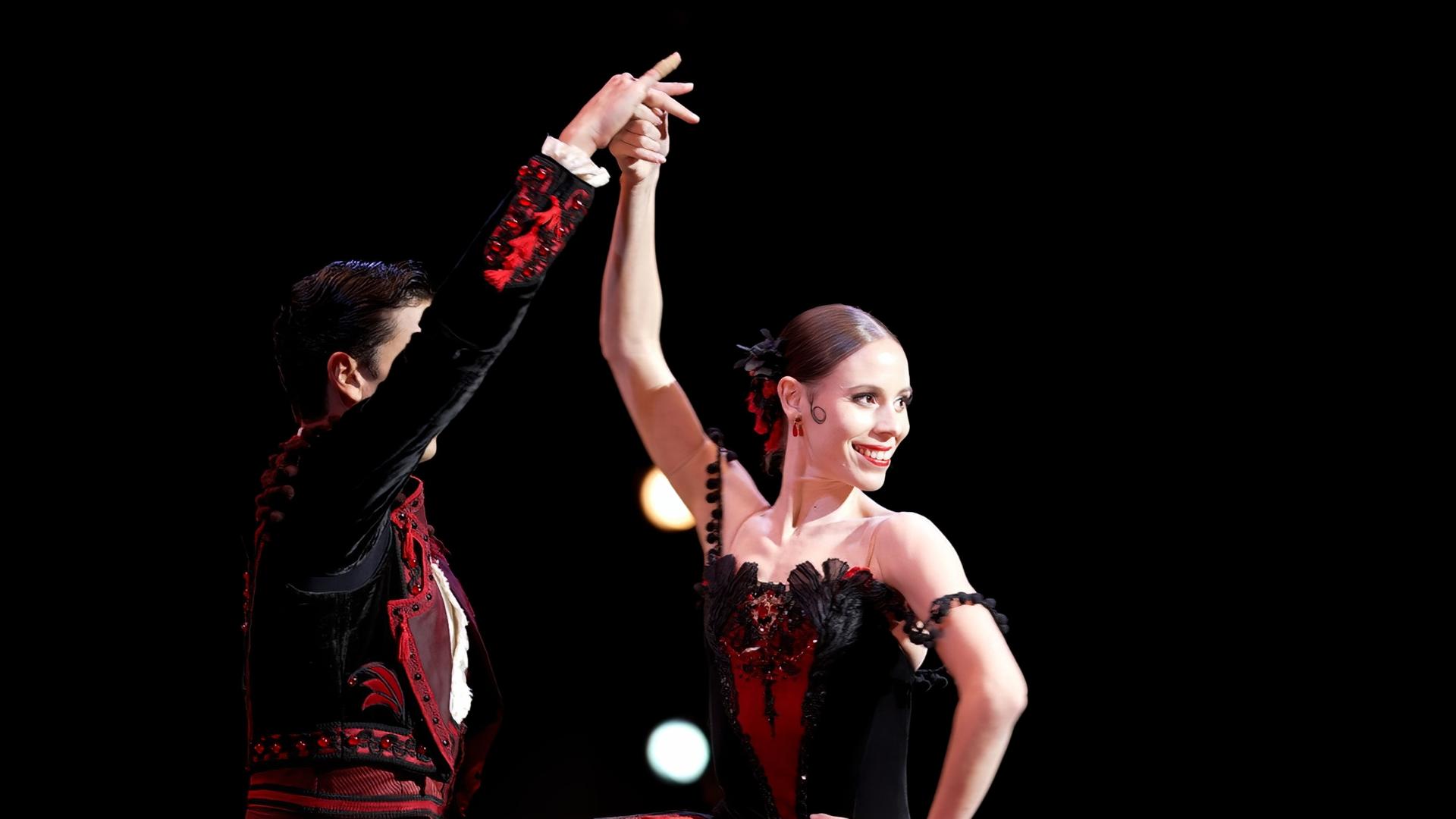 Eine Frau und ein Mann tanzen auf einer Bühne.