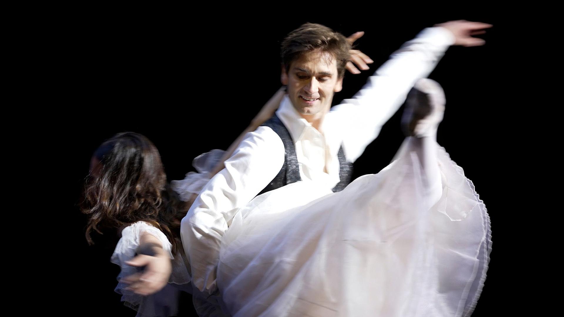 Zwei Tanzende auf einer Bühne.