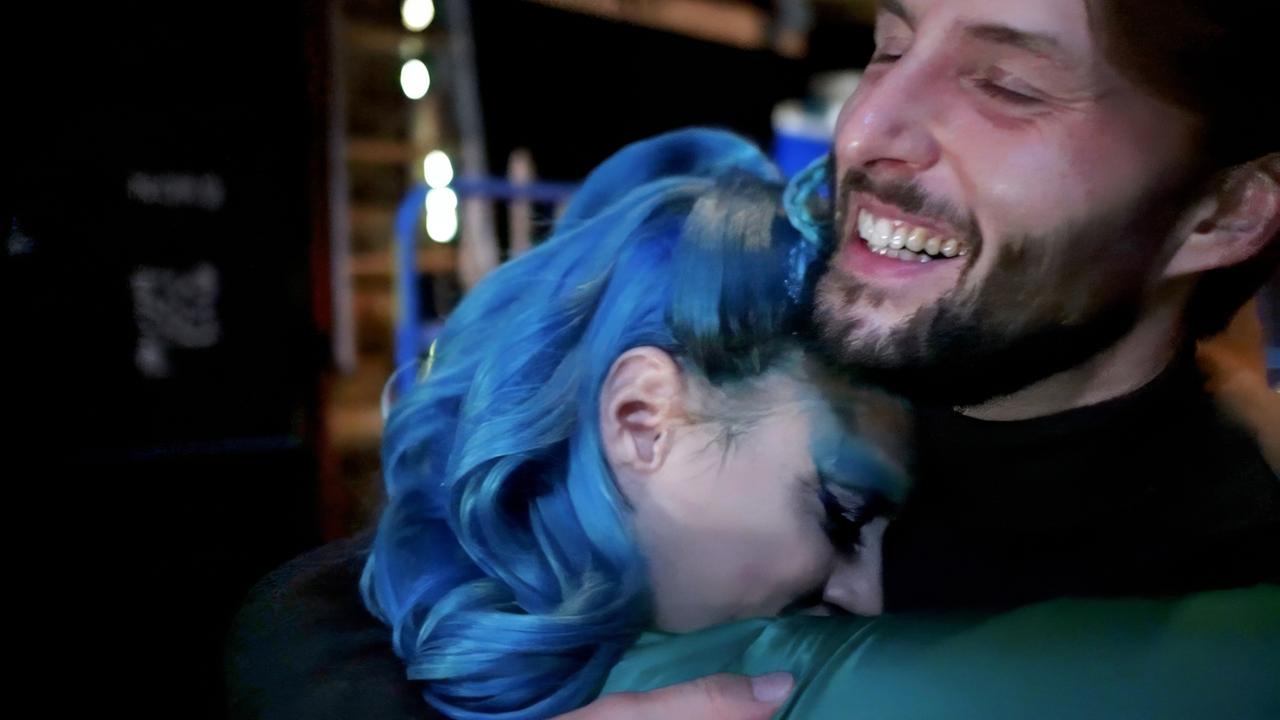 Ein Mann und eine Frau umarmen sich leidenschaftlich