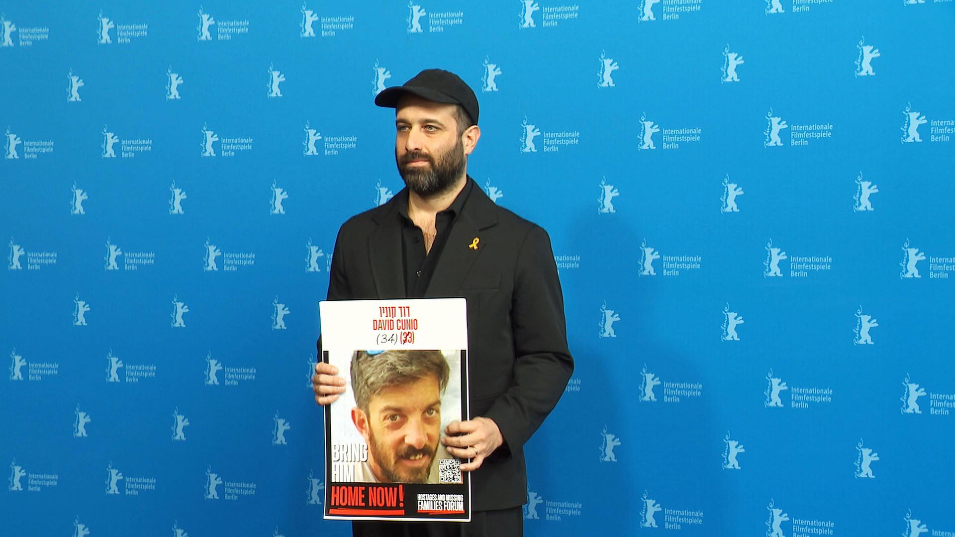 Regisseur Tom Shoval hält ein Foto von David Cunio in den Händen, der am 7. Oktober 2023 von der Hamas aus dem Kibbuz Nir Oz entführt wurde und seitdem als Geisel in Gaza gefangen gehalten wird.