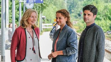 "Tonio & Julia - Nesthocker": Auf einem Bahnsteig stehen Tanja Clemens (Therese Hämer), Julia Schindel (Oona Devi Liebich) und Tonio Niederegger (Maximilian Grill) beieinander. Alle drei lächeln.