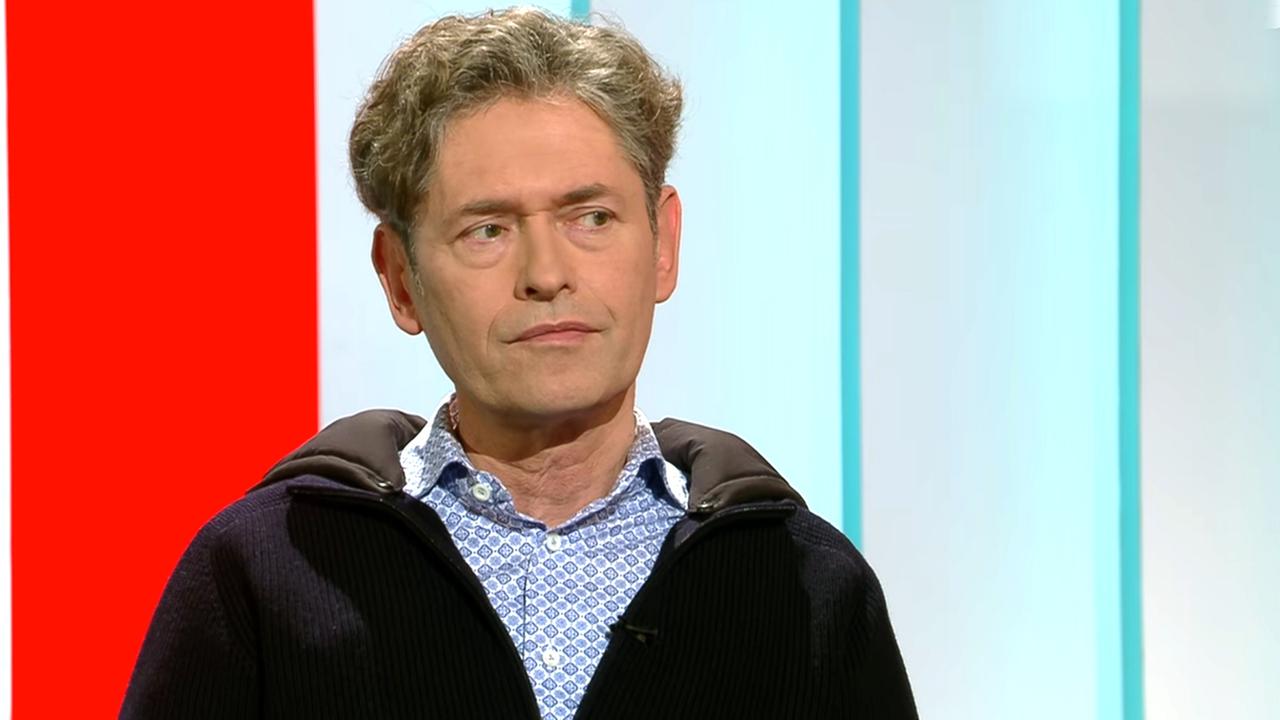 Porträtfoto eines Mannes im Kulturzeit-Studio.