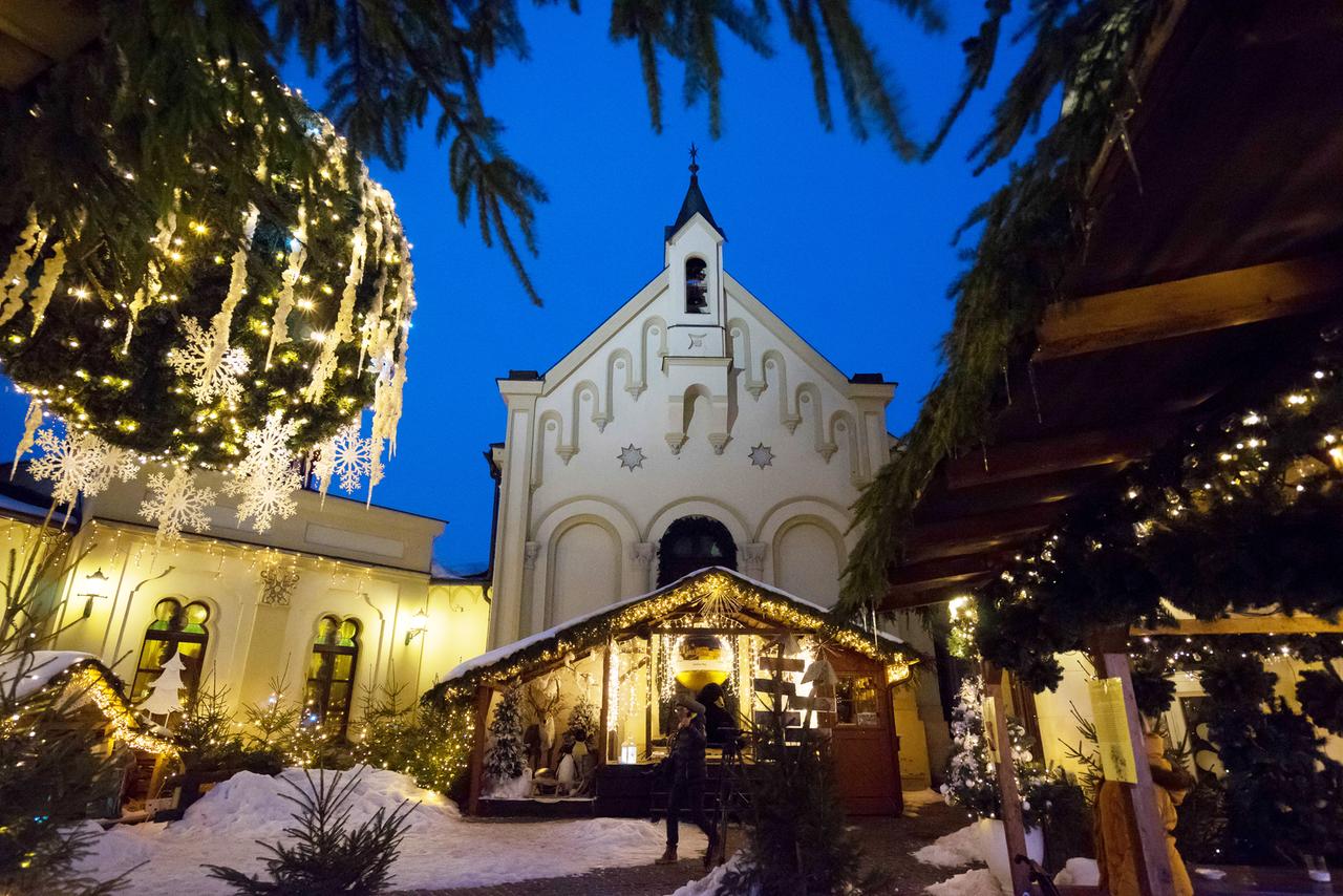 Weihnachtshaus Karlsbad in der Abendstimmung
