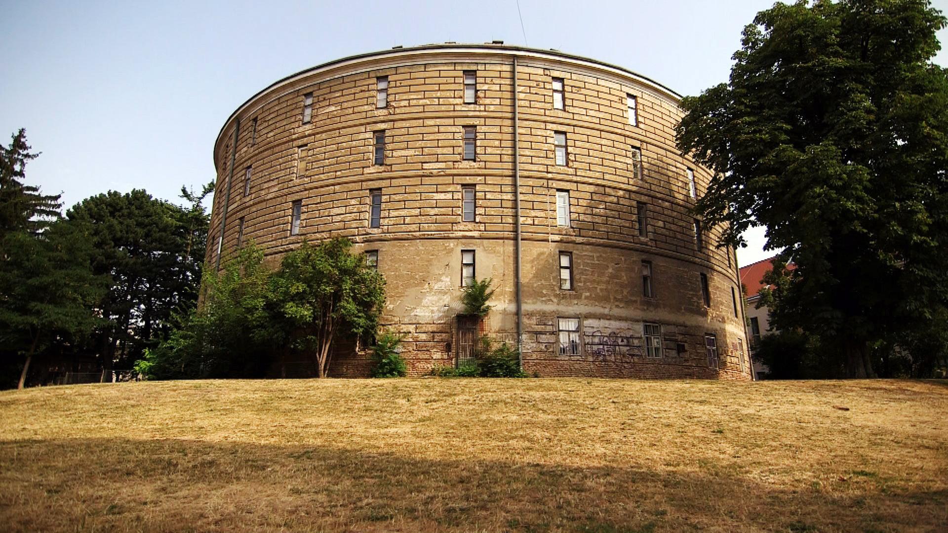 Der Narrenturm, 1784 gebaut, sollte als Rundbau einen panoptischen Blick auf die dort eingesperrten Wahnsinnigen erlauben. Expedition in einen bizarren Kosmos, in dem jedes Detail die ganz großen Fragen des Lebens anstößt.  