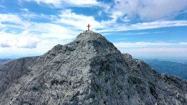 Steiniger Berggipfel mit Wanderern.