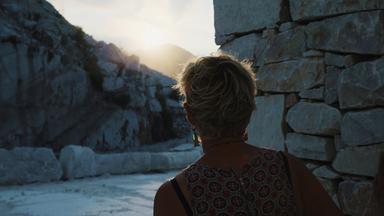 Frauenkopf von hinten im Steinbruch.