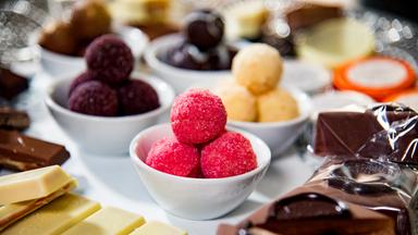 Kleine Schalen mit verschiedenen Trüffeln