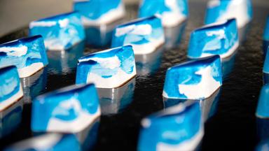 Weiße Schiffchen mit blauem Guss.