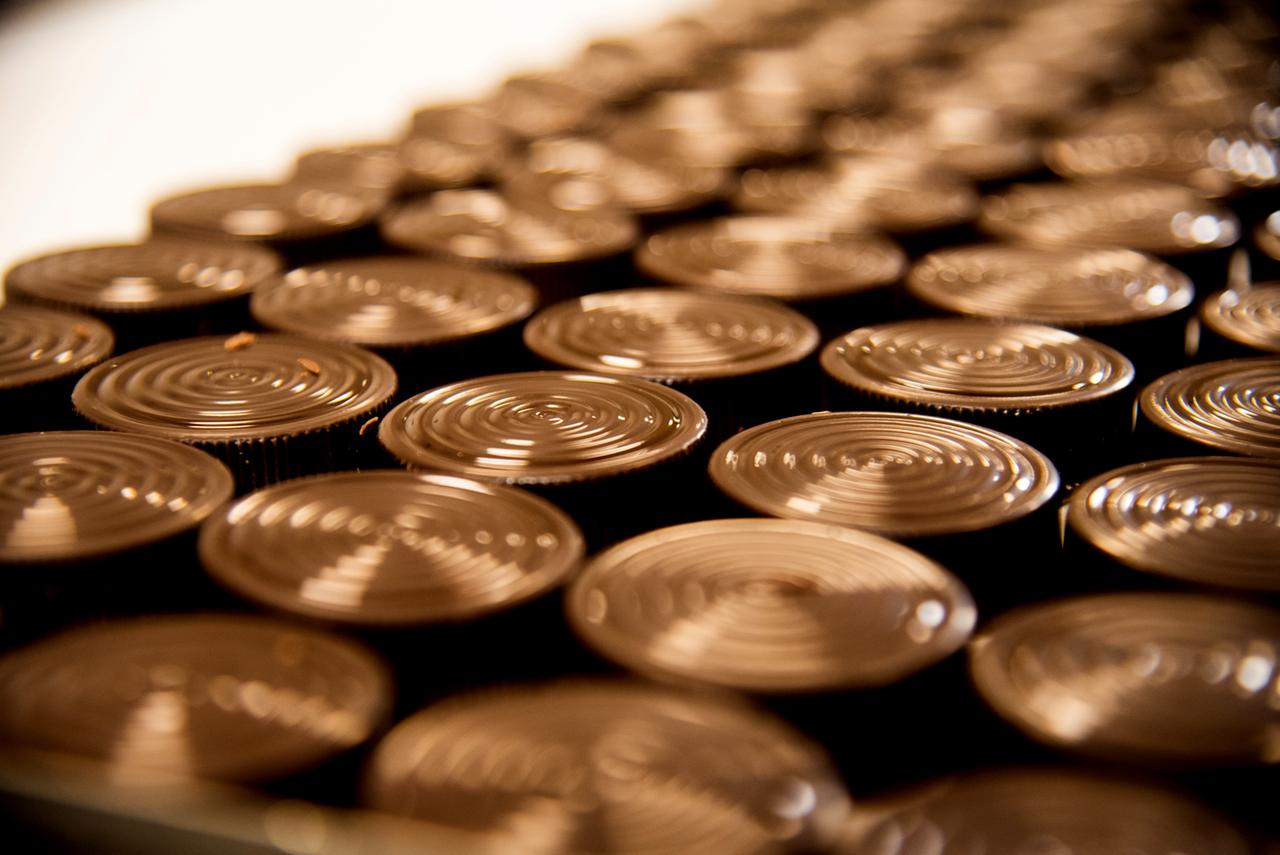 Flache, runde Pralinen mit Rillen.