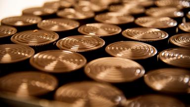 Flache, runde Pralinen mit Rillen.