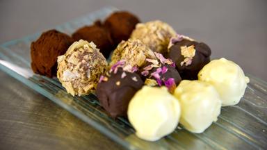 verschiedene Trüffel auf einer Schale