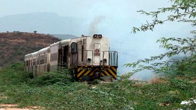 Der Schmugglerzug in Äthopien fährt Richtung Grenze Richtung Norden. Die Diesellok, die die klapprigen Waggons durch die Wüste schleppt, ist eine französische Alsthom aus den 70er-Jahren.