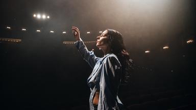 Schauspielerin Zarah Kofler auf der Bühne.