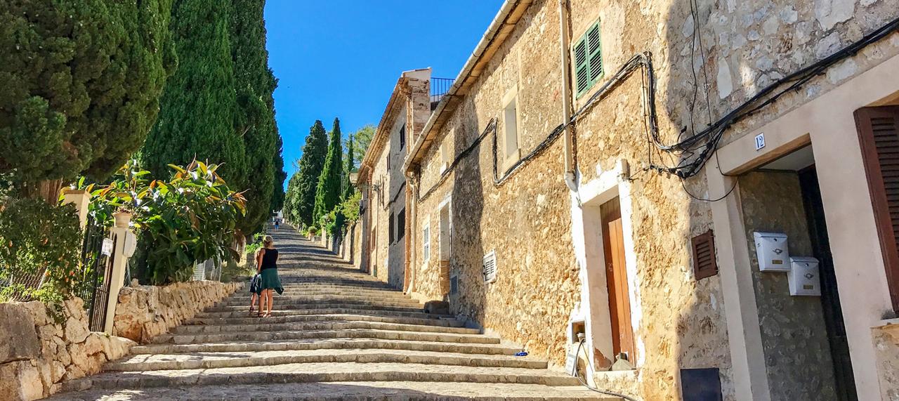 ein treppenaufgang im mallorcanischem stil