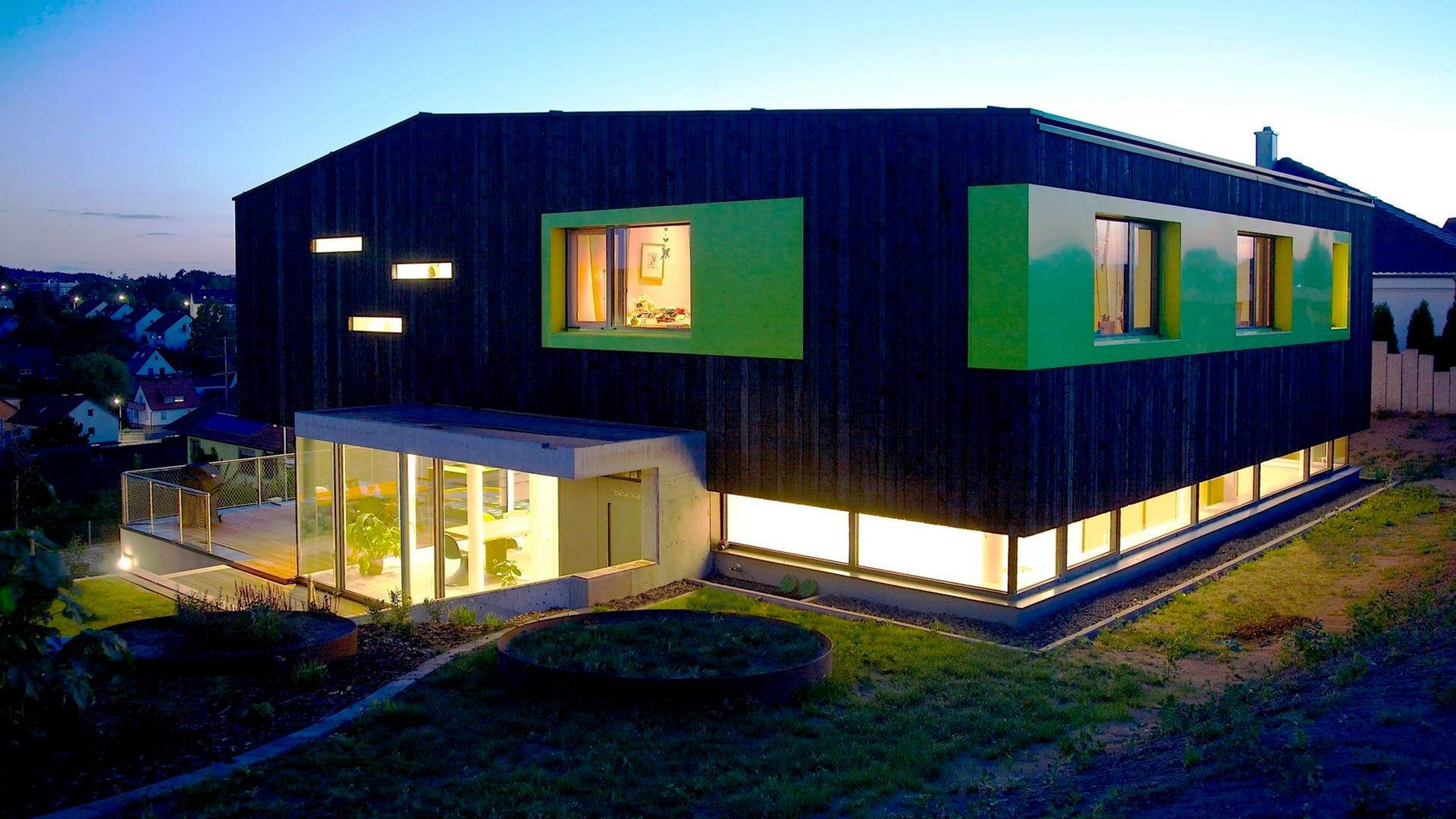 Das in den Hang geschobene Erdgeschoss ist rundum verglast - der Baukörper scheint darüber zu schweben.