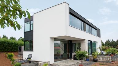 Verschiedene Einschnitte verleihen dem kompakten Baukörper Spannung