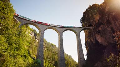 Mit dem Glacierexpress durch spektakuläre Landschaften, vorbei an Menschen und ihren Geschichten.