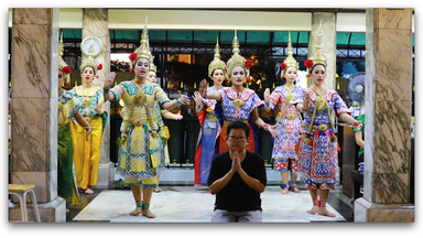 Thailändische Tempeltänzerinnen bei einem Tanz