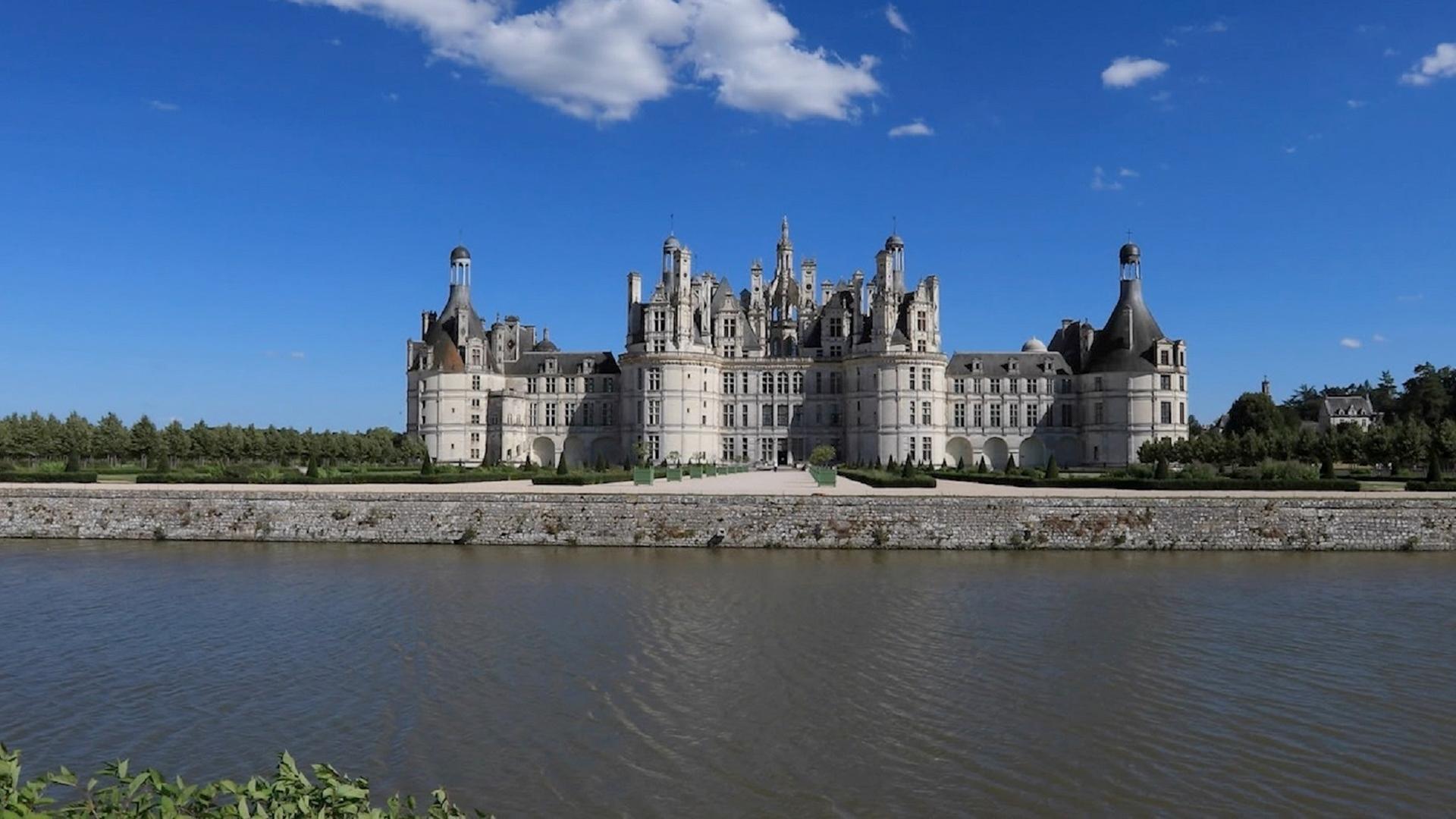 Panoramaaufnahme des Schloss Chambord, einer großen Schlossanlage an einem Flussufer.