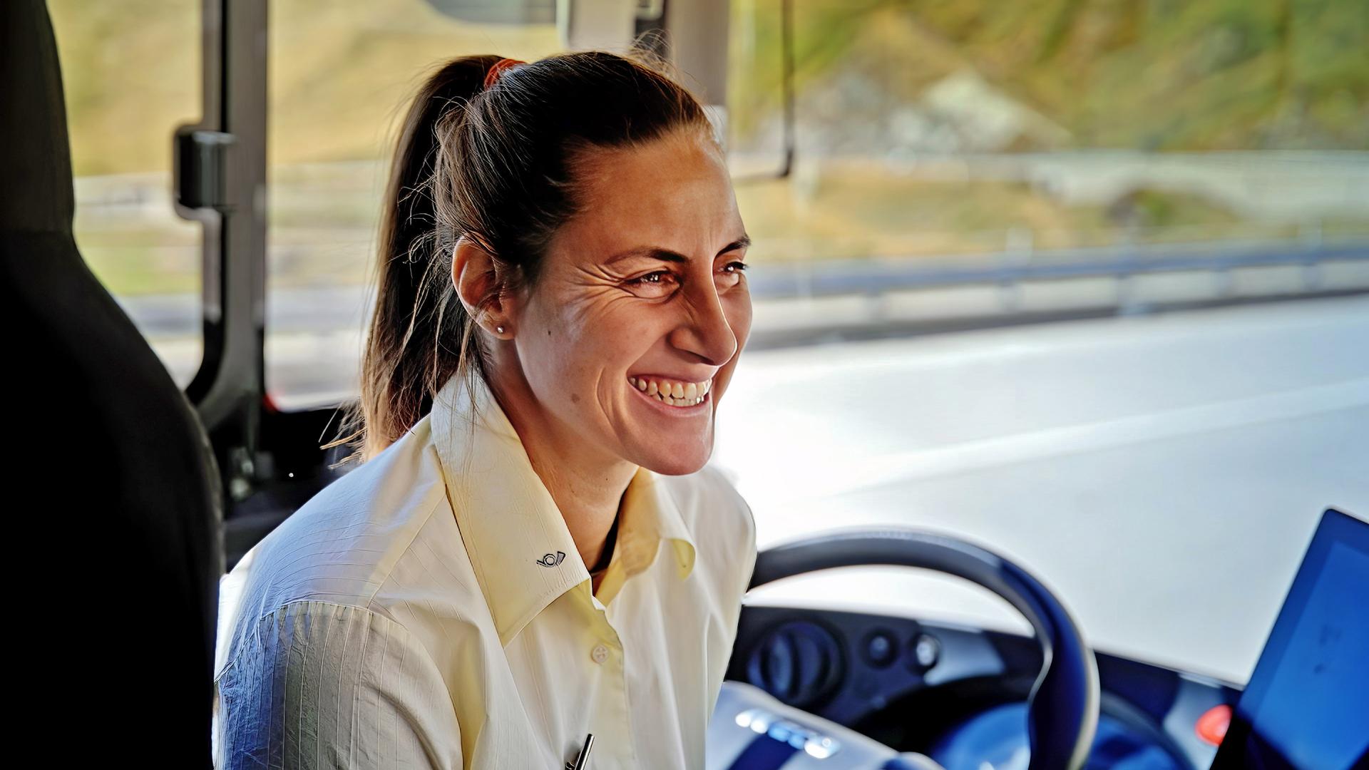 lächelnde Frau in einem fahrenden Bus