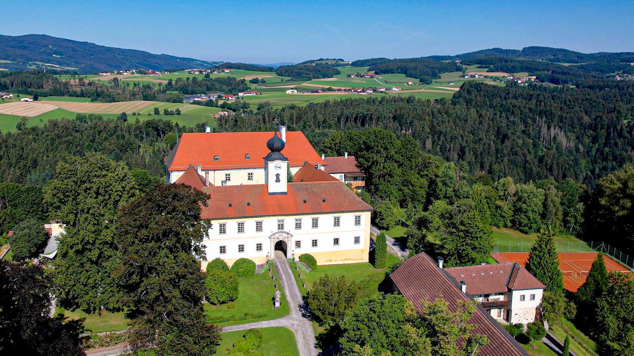 Kleines Schloss aus Vogelperspektive