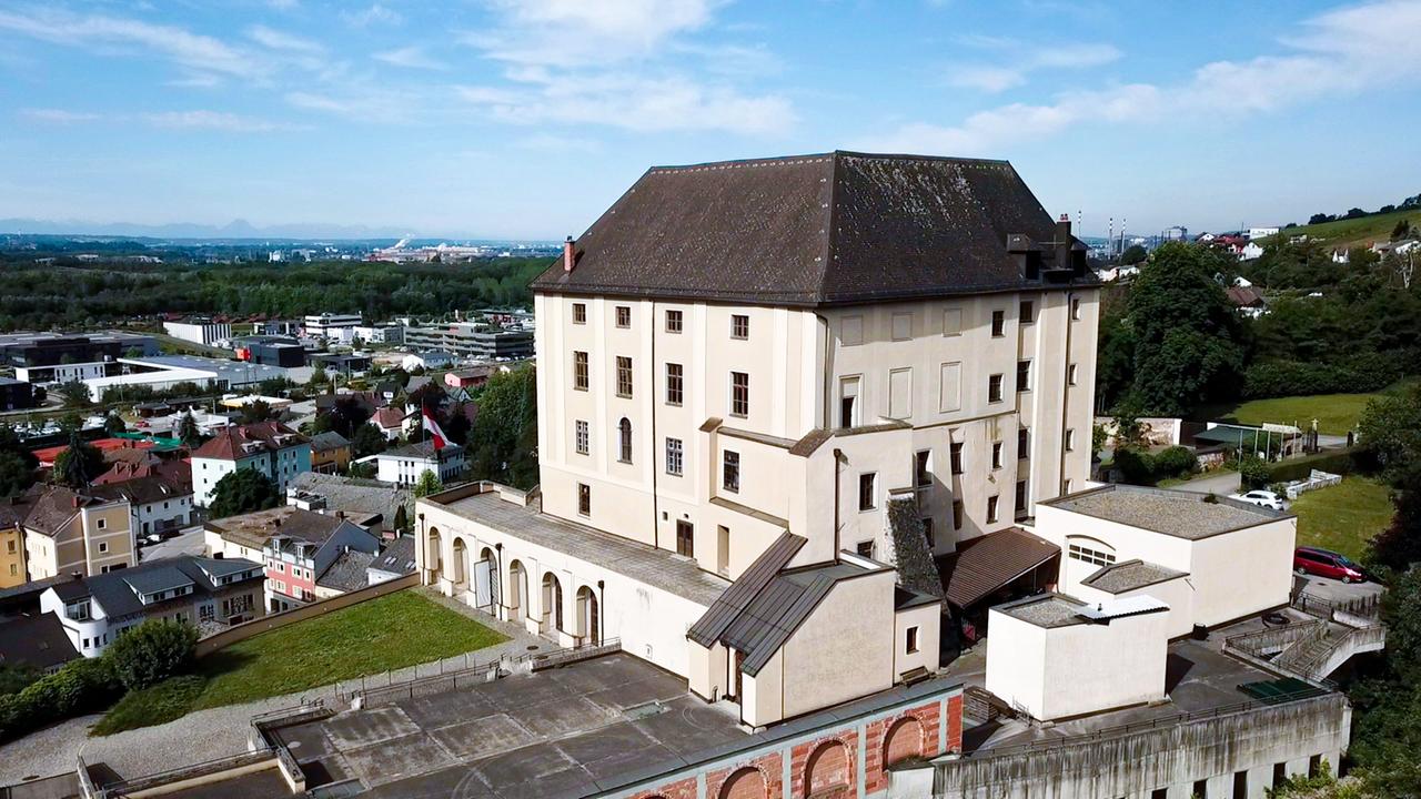 Luftblick auf ein schlichtes Schloss