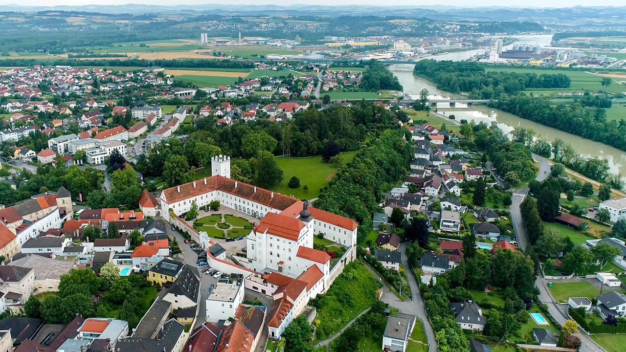 Schloss und Umgebung aus der Luft gesehen