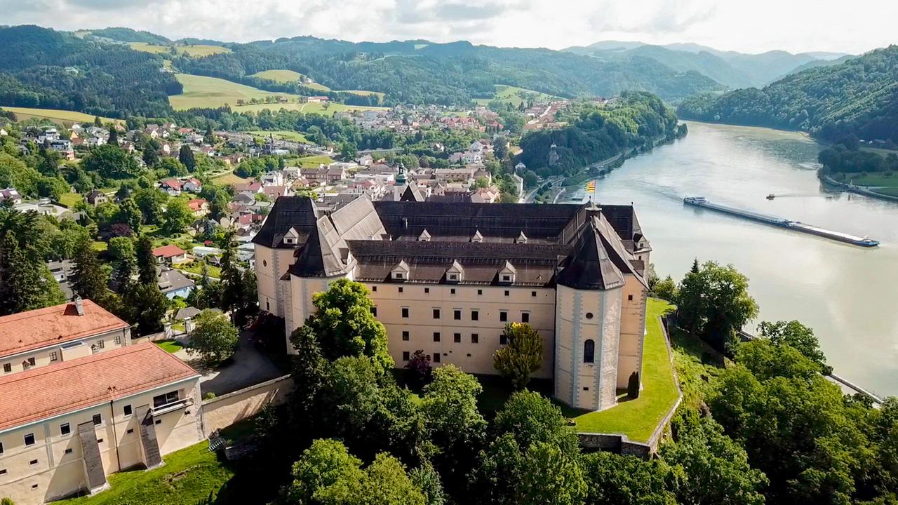 Luftblick auf das Schloss und die Donau