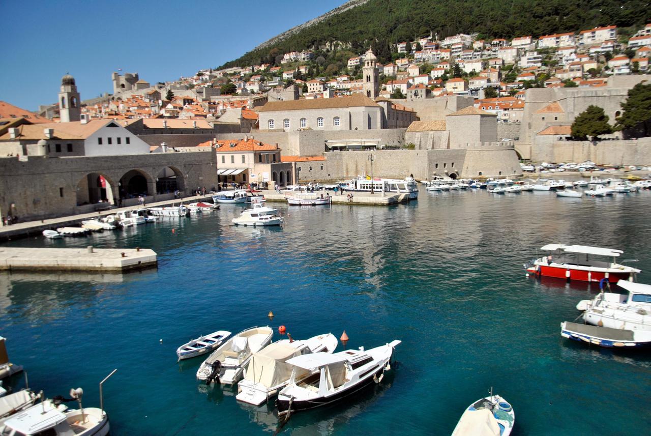 Hafenansicht einer Stadt mit Festungsmauer