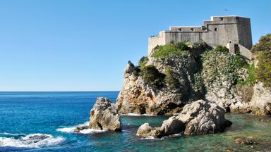Festungsanlage auf einem Felsen über dem Meer
