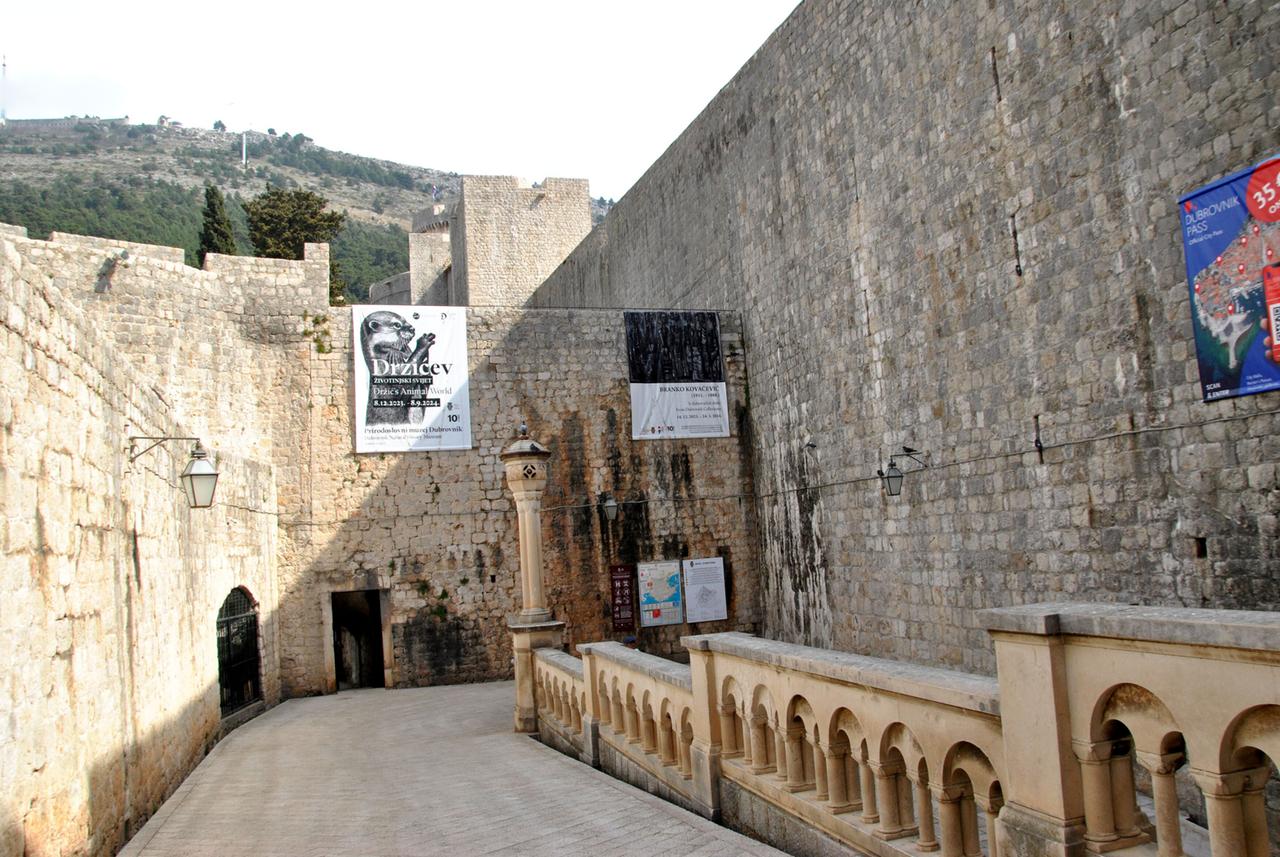Alte Stadtmauern mit einem Stadttor in Dubrovnik