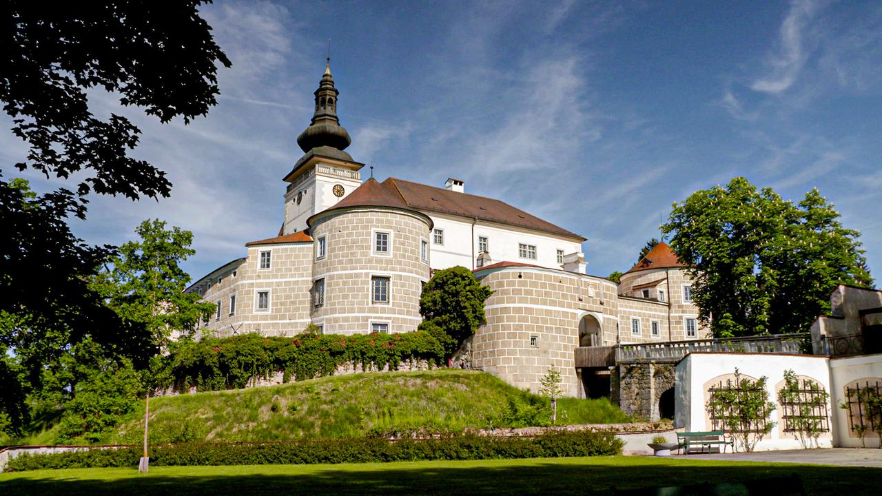 Schlossanlage in einem Weinberg