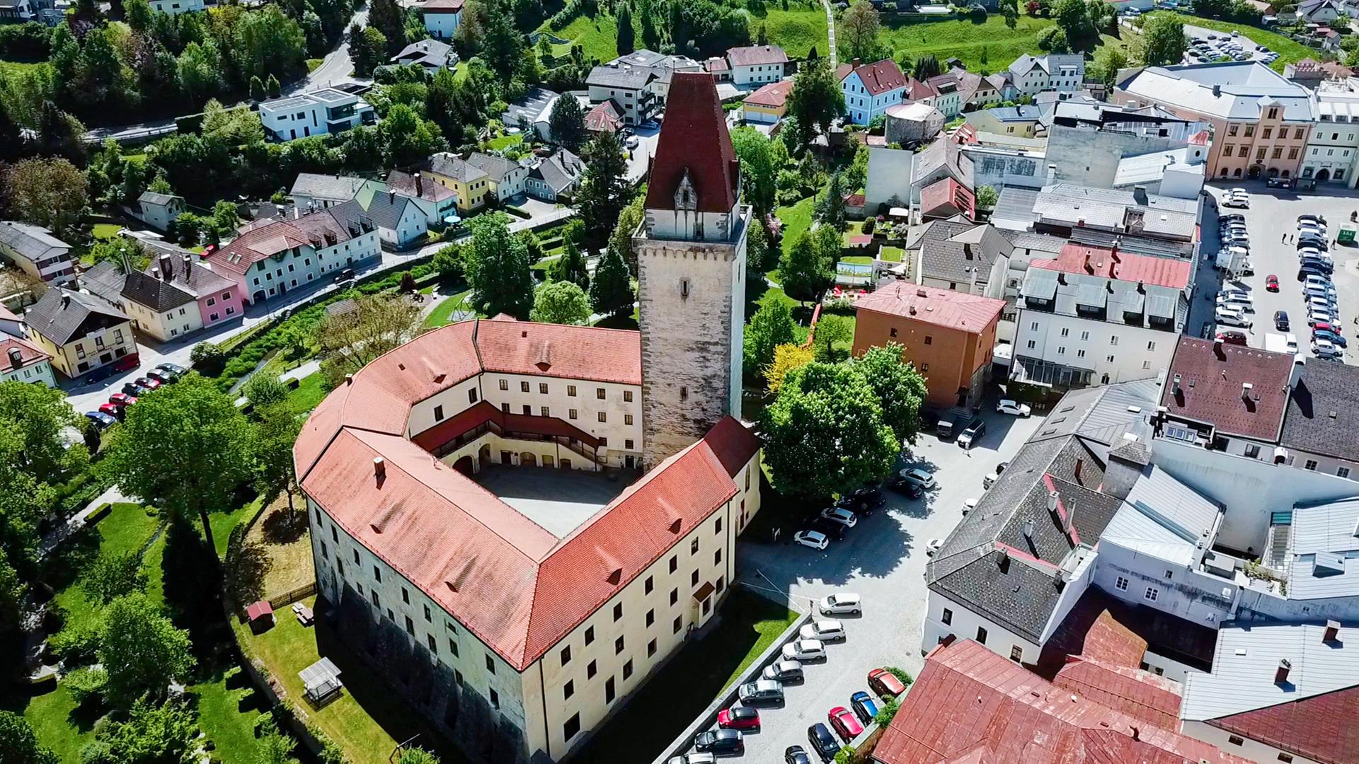 Schloss und kleinstädtische Umgebung aus der Luft gesehen