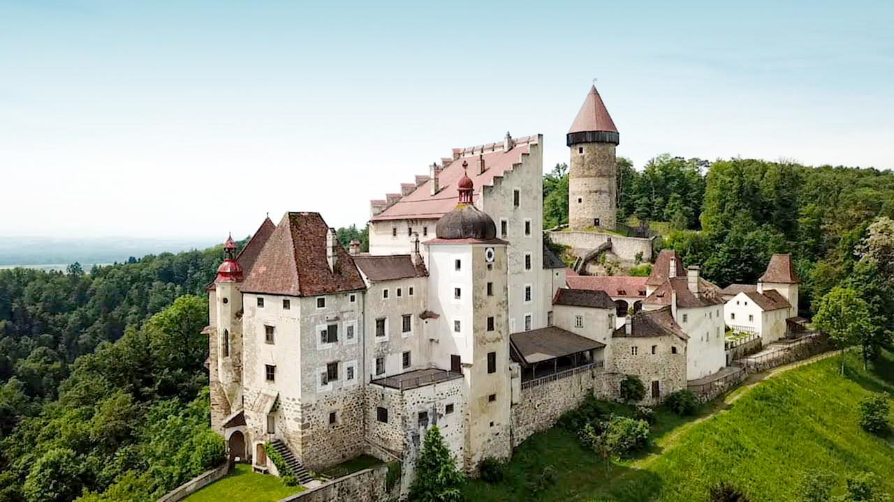 Kleinteilige Burg im Grünen